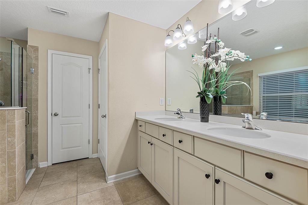 For Sale: $375,000 (4 beds, 3 baths, 2041 Square Feet)