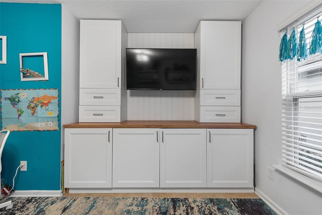 For Sale: $375,000 (4 beds, 3 baths, 2041 Square Feet)