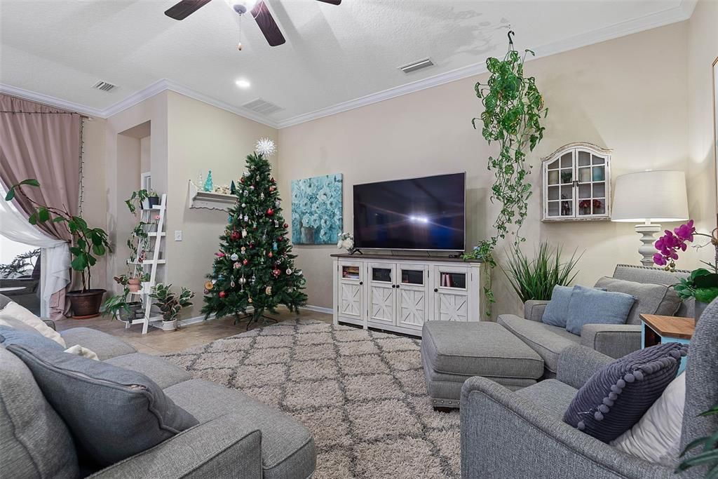 For Sale: $375,000 (4 beds, 3 baths, 2041 Square Feet)