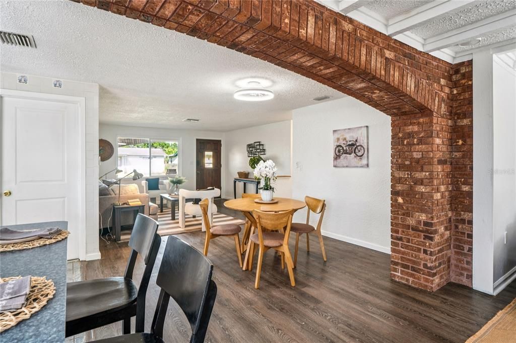 For Sale: $275,000 (3 beds, 2 baths, 1731 Square Feet)