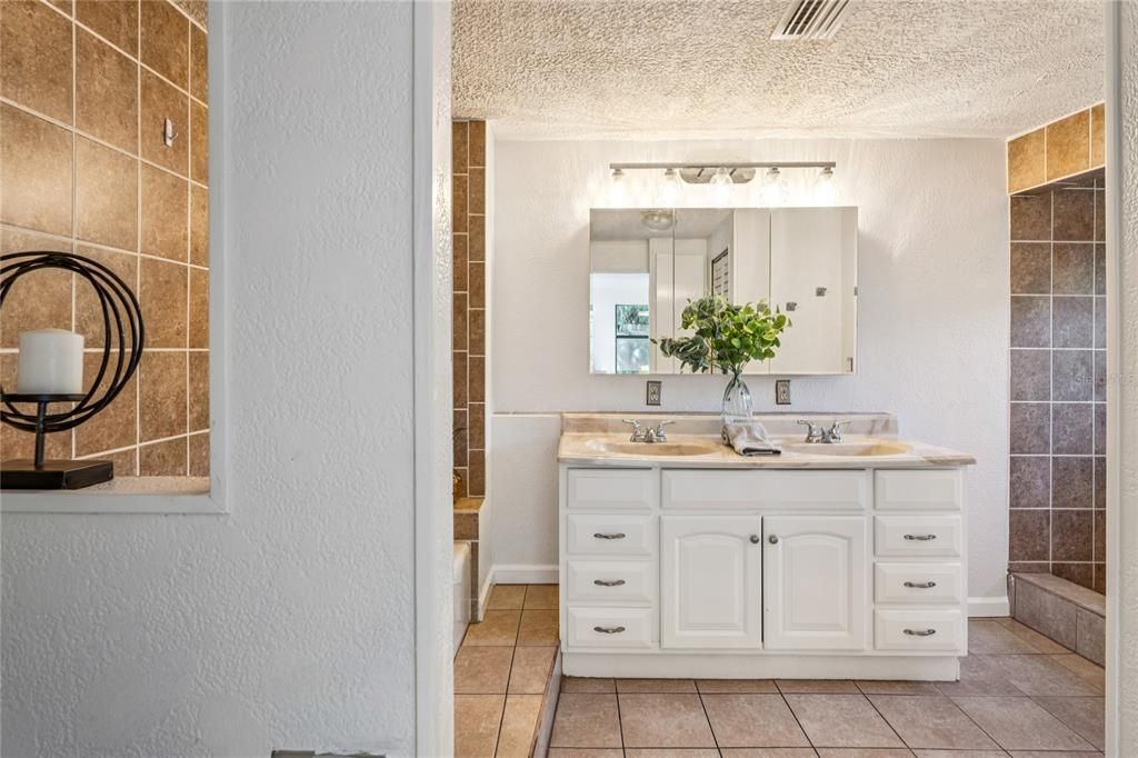 For Sale: $275,000 (3 beds, 2 baths, 1731 Square Feet)