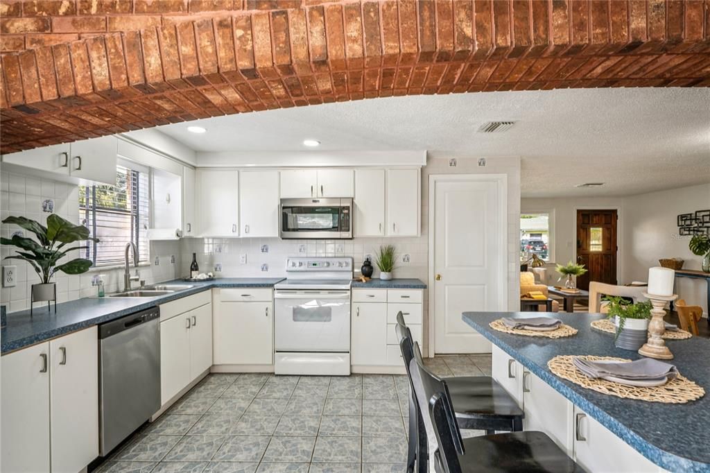 For Sale: $275,000 (3 beds, 2 baths, 1731 Square Feet)