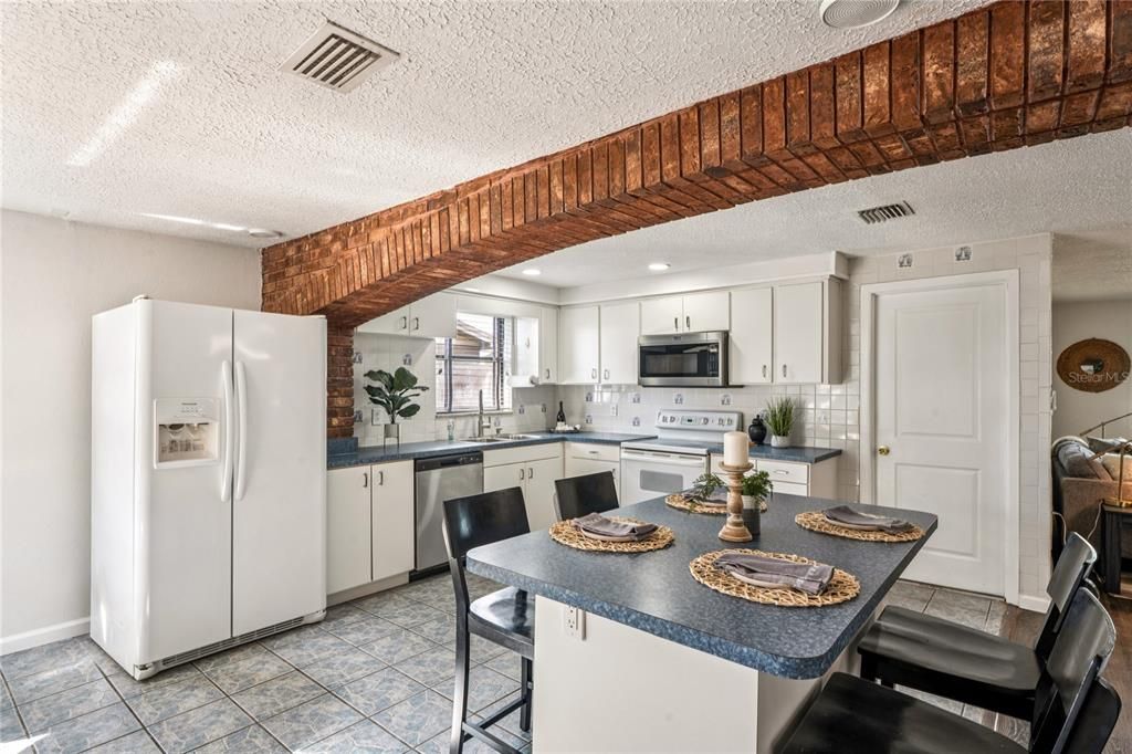 For Sale: $275,000 (3 beds, 2 baths, 1731 Square Feet)