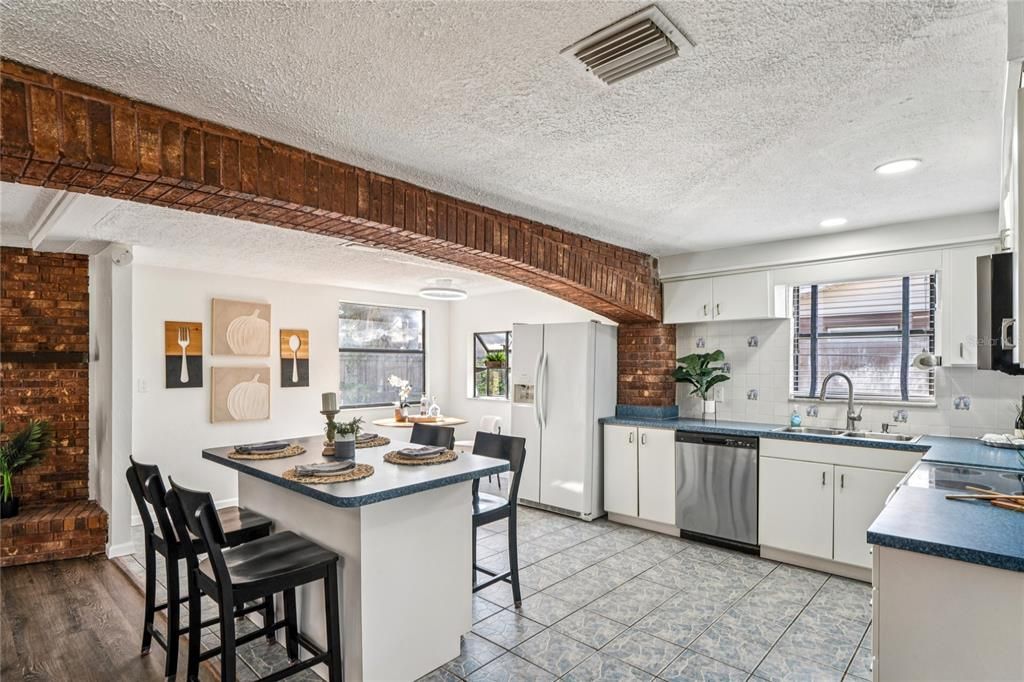 For Sale: $275,000 (3 beds, 2 baths, 1731 Square Feet)