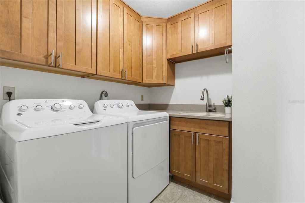 На продажу: $599,000 (2 спален, 2 ванн, 1637 Квадратных фут)