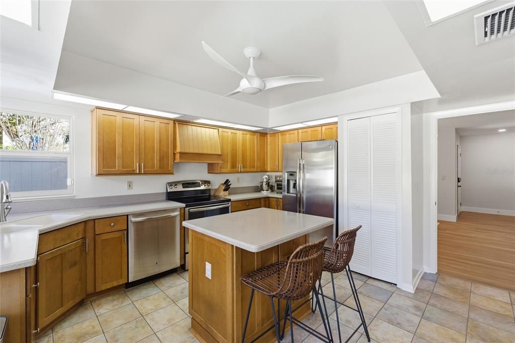 На продажу: $599,000 (2 спален, 2 ванн, 1637 Квадратных фут)