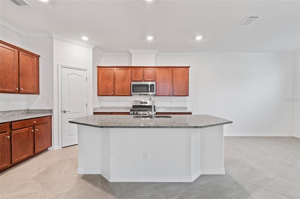For Sale: $525,000 (2 beds, 2 baths, 1908 Square Feet)