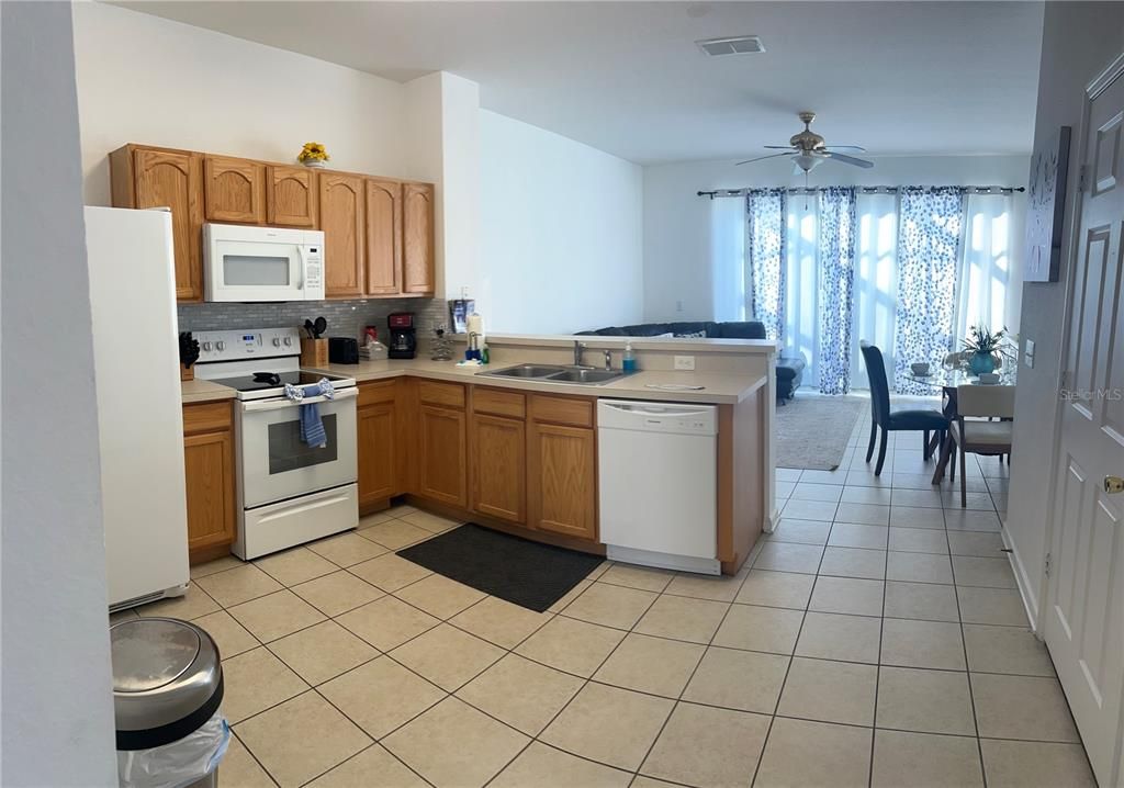 En Renta: $2,350 (3 camas, 3 baños, 1440 Pies cuadrados)