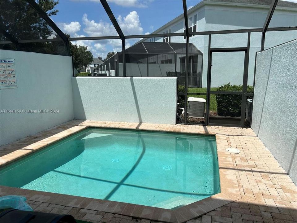 En Renta: $2,350 (3 camas, 3 baños, 1440 Pies cuadrados)