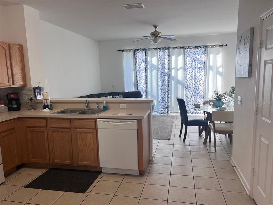 En Renta: $2,350 (3 camas, 3 baños, 1440 Pies cuadrados)