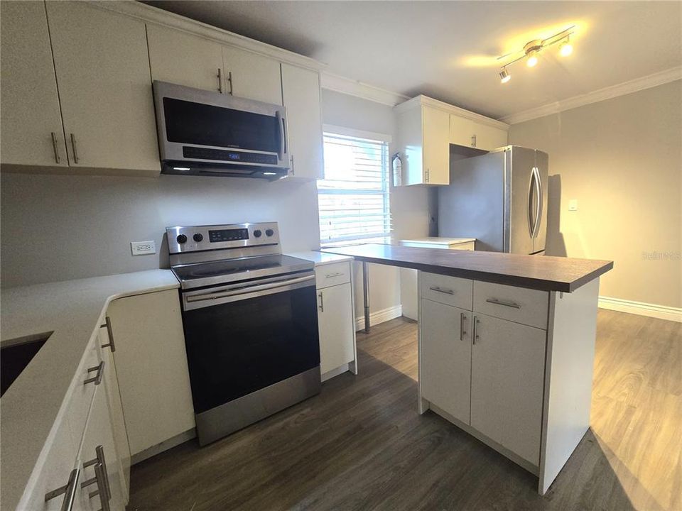 For Rent: $1,390 (4 beds, 1 baths, 972 Square Feet)