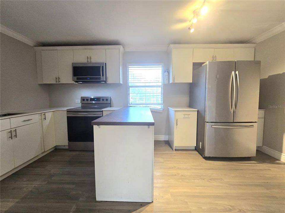 For Rent: $1,390 (4 beds, 1 baths, 972 Square Feet)