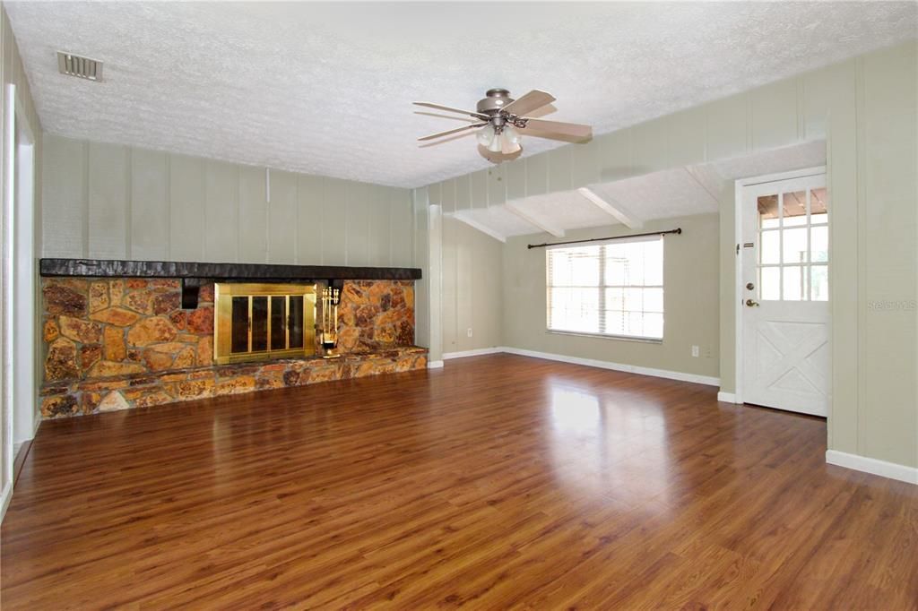 For Sale: $425,000 (3 beds, 2 baths, 1860 Square Feet)