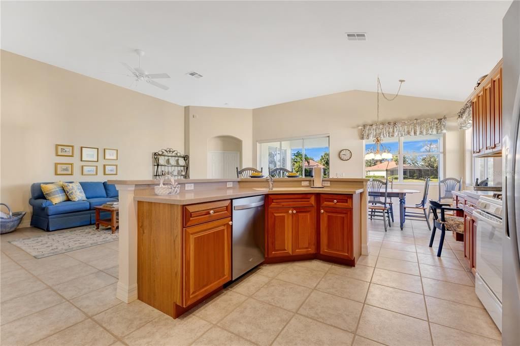 待售: $499,000 (2 贝兹, 2 浴室, 1977 平方英尺)