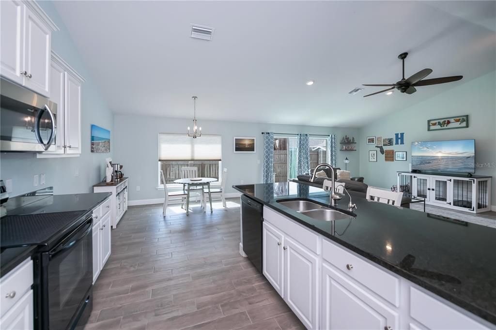 На продажу: $497,000 (4 спален, 2 ванн, 2533 Квадратных фут)