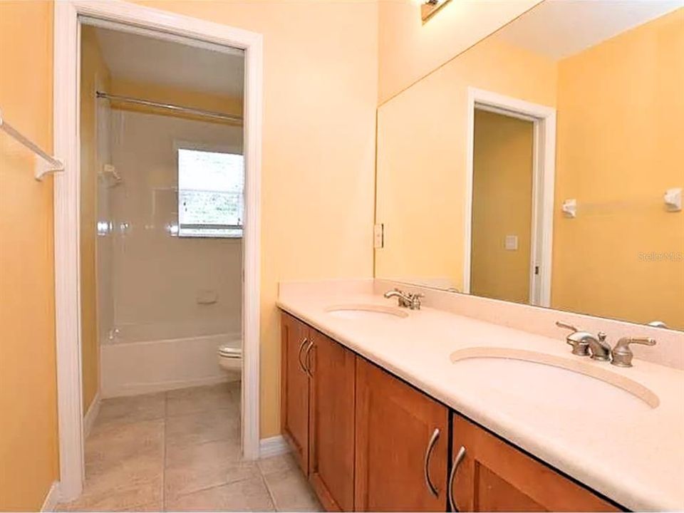 For Rent: $2,995 (4 beds, 2 baths, 3040 Square Feet)