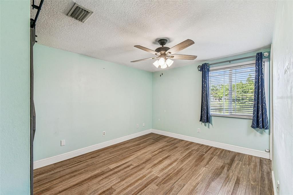 На продажу: $379,000 (4 спален, 2 ванн, 1253 Квадратных фут)