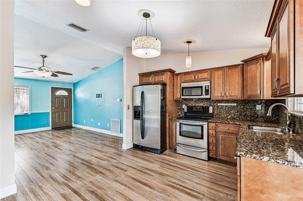 На продажу: $379,000 (4 спален, 2 ванн, 1253 Квадратных фут)