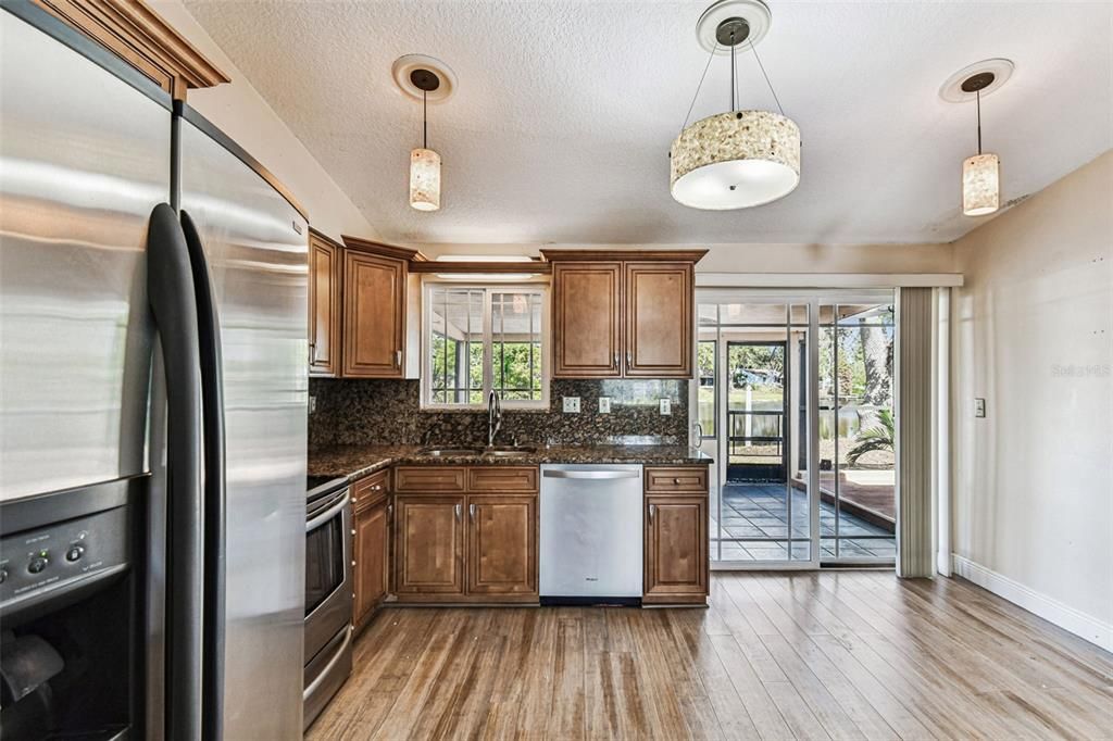 На продажу: $379,000 (4 спален, 2 ванн, 1253 Квадратных фут)