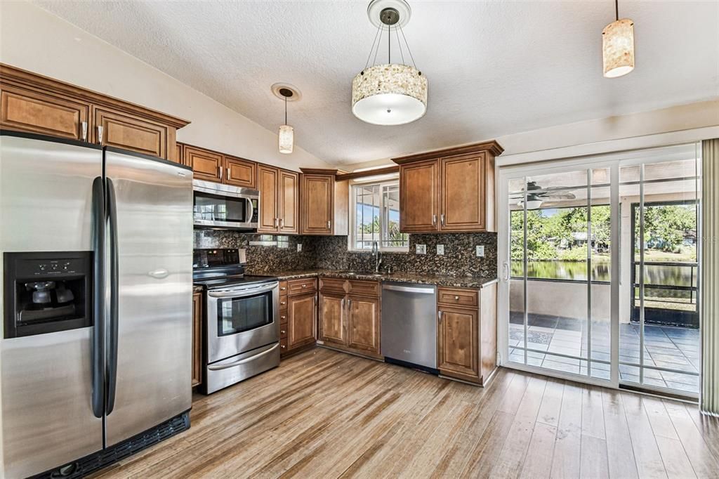 На продажу: $379,000 (4 спален, 2 ванн, 1253 Квадратных фут)