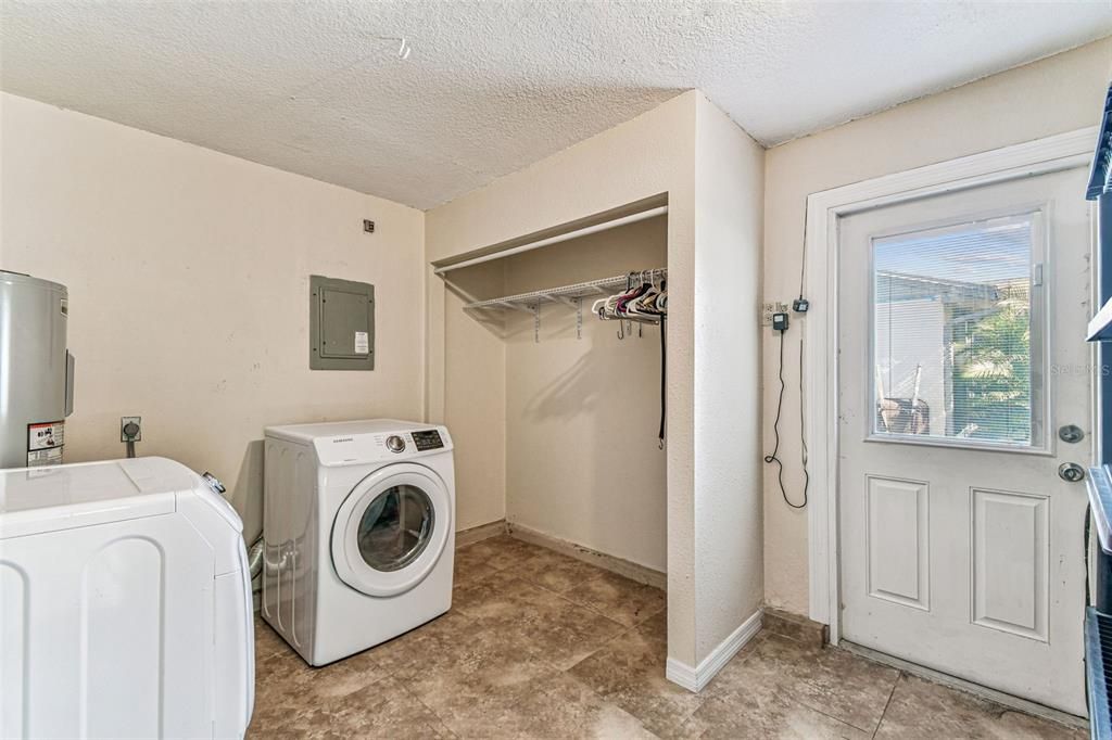 На продажу: $379,000 (4 спален, 2 ванн, 1253 Квадратных фут)