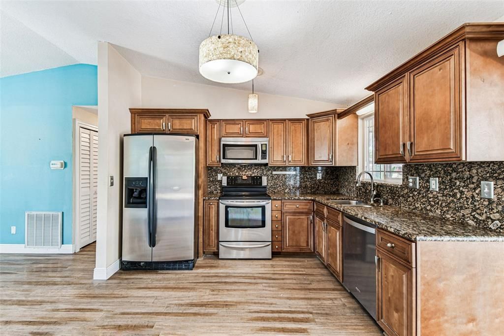 На продажу: $379,000 (4 спален, 2 ванн, 1253 Квадратных фут)