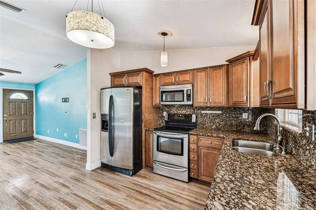 На продажу: $379,000 (4 спален, 2 ванн, 1253 Квадратных фут)