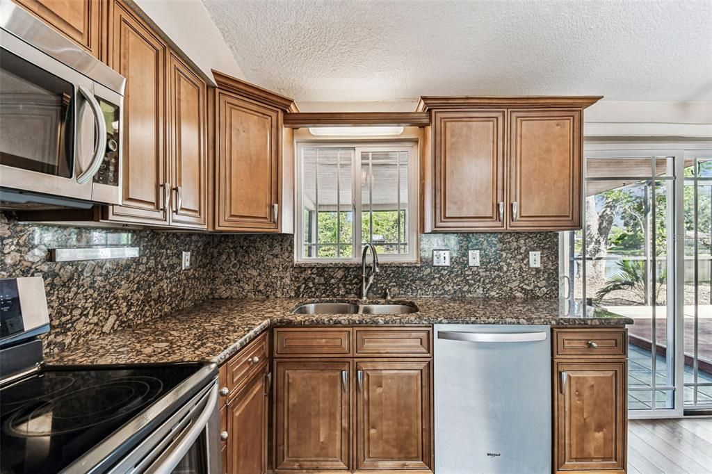 На продажу: $379,000 (4 спален, 2 ванн, 1253 Квадратных фут)