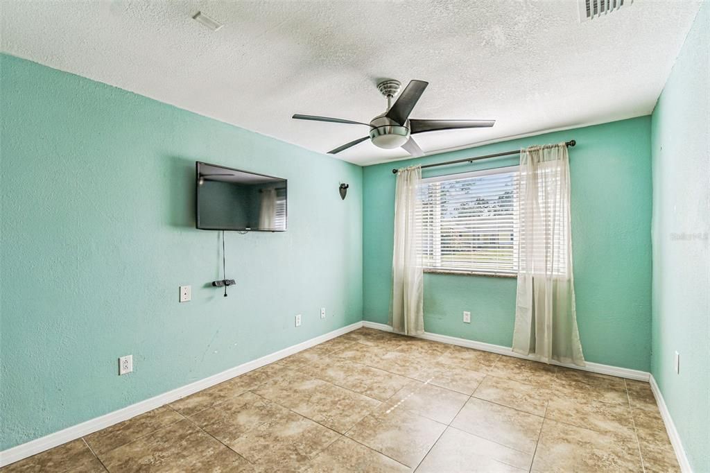 На продажу: $379,000 (4 спален, 2 ванн, 1253 Квадратных фут)