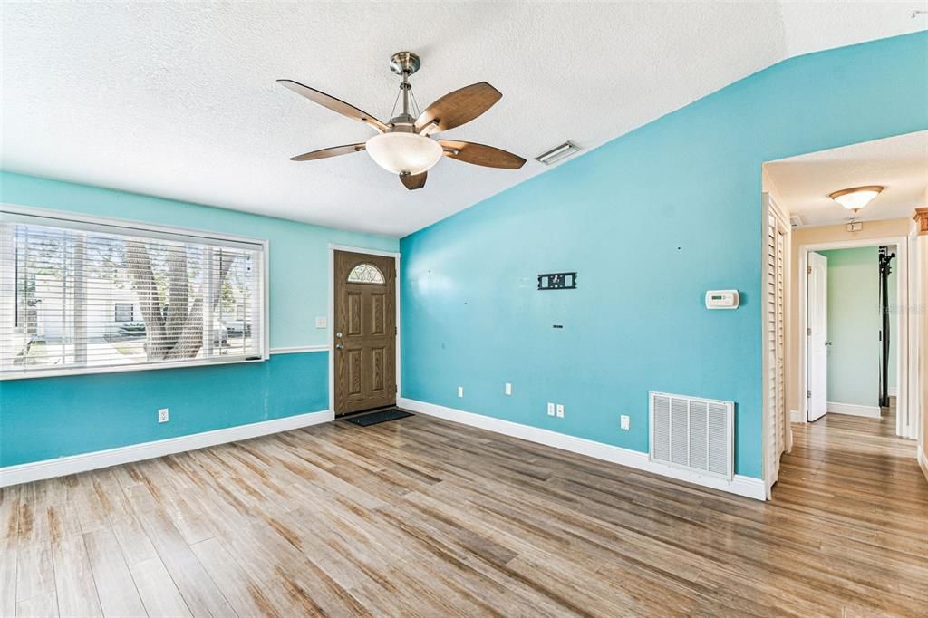 На продажу: $379,000 (4 спален, 2 ванн, 1253 Квадратных фут)