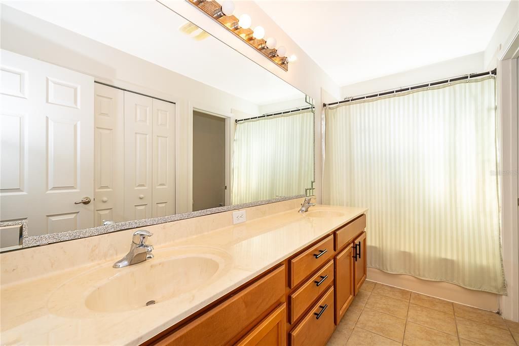 En Venta: $725,000 (4 camas, 3 baños, 2918 Pies cuadrados)