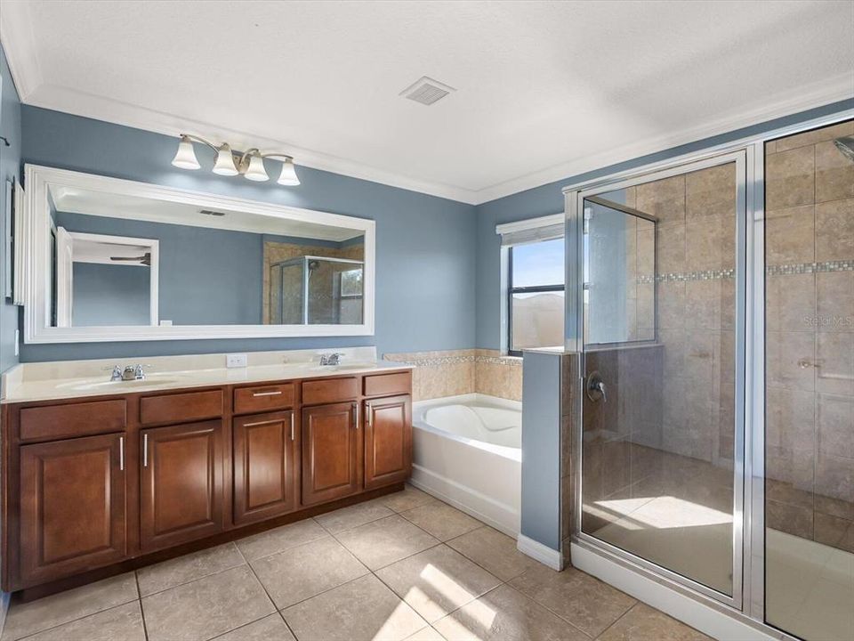 For Sale: $500,000 (4 beds, 2 baths, 2412 Square Feet)