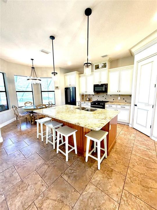 For Sale: $632,000 (4 beds, 3 baths, 2568 Square Feet)