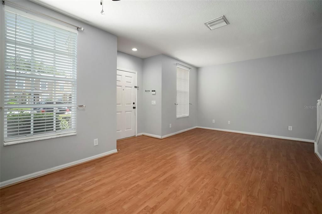 В аренду: $1,800 (2 спален, 2 ванн, 1240 Квадратных фут)