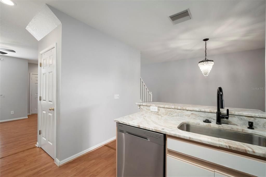 В аренду: $1,800 (2 спален, 2 ванн, 1240 Квадратных фут)