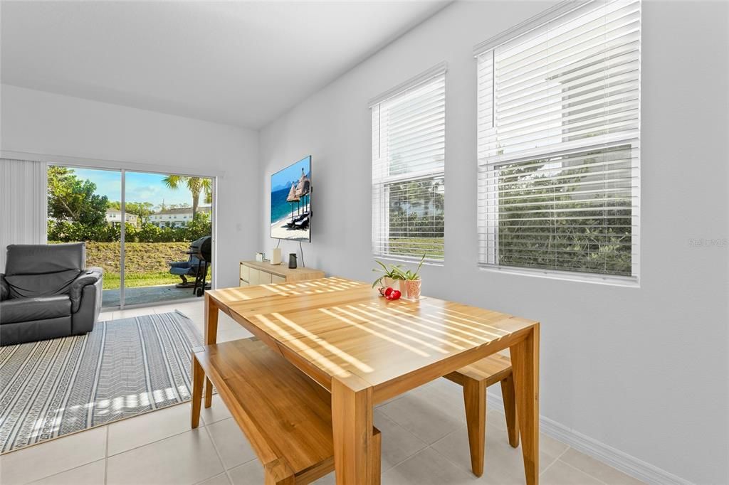 На продажу: $379,900 (3 спален, 2 ванн, 1597 Квадратных фут)