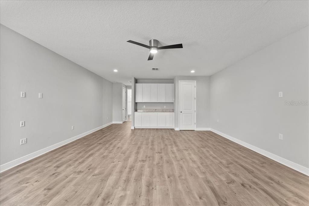 出租: $3,895 (5 贝兹, 3 浴室, 3046 平方英尺)