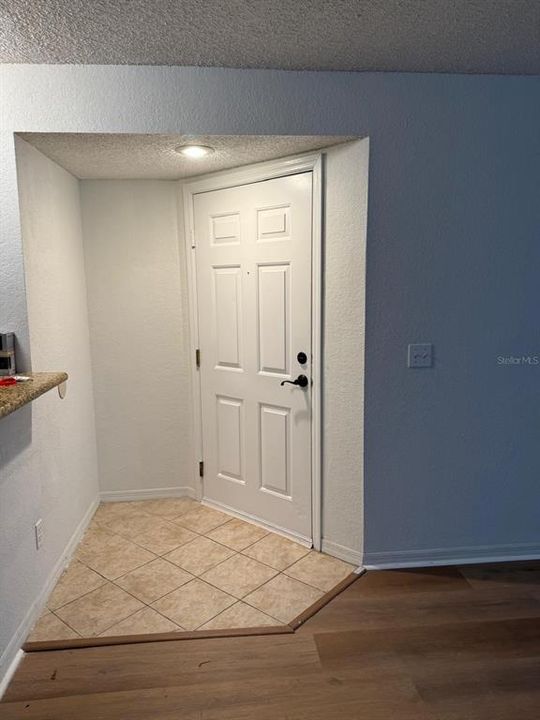 For Rent: $1,300 (1 beds, 1 baths, 711 Square Feet)