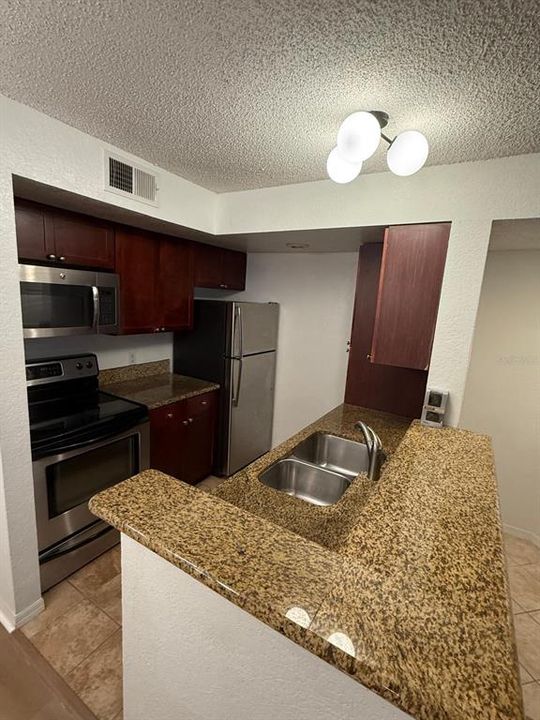 For Rent: $1,300 (1 beds, 1 baths, 711 Square Feet)