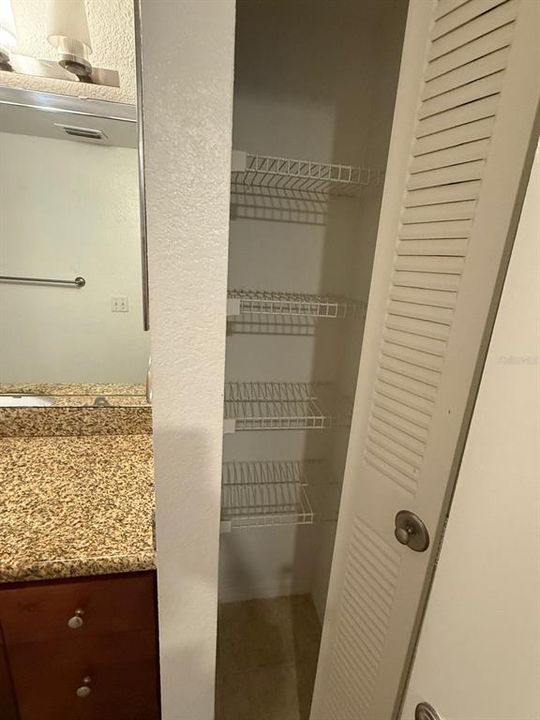 For Rent: $1,300 (1 beds, 1 baths, 711 Square Feet)