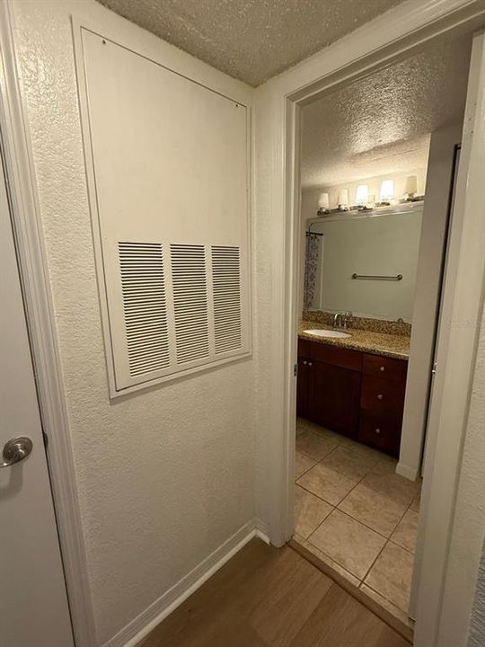 For Rent: $1,300 (1 beds, 1 baths, 711 Square Feet)