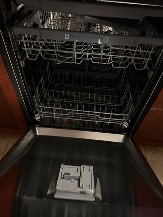 For Rent: $1,300 (1 beds, 1 baths, 711 Square Feet)