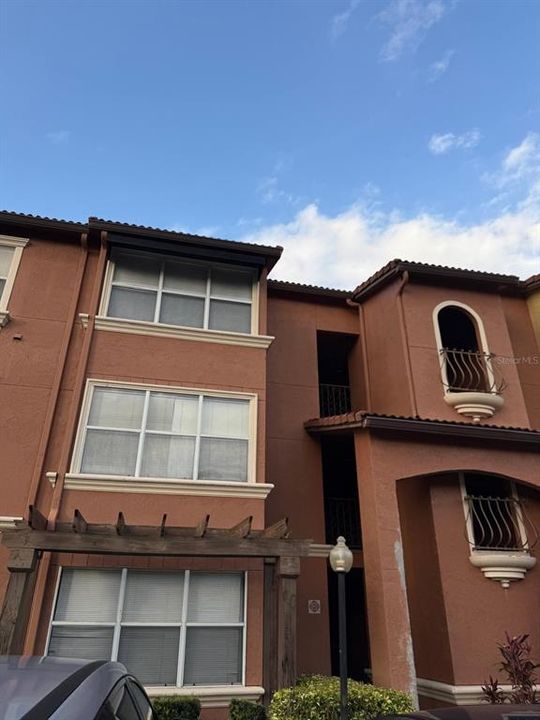 For Rent: $1,300 (1 beds, 1 baths, 711 Square Feet)