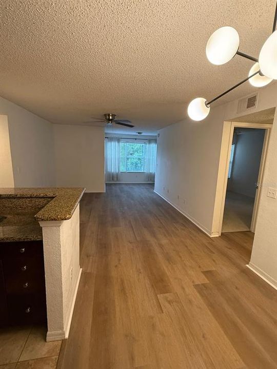 For Rent: $1,300 (1 beds, 1 baths, 711 Square Feet)