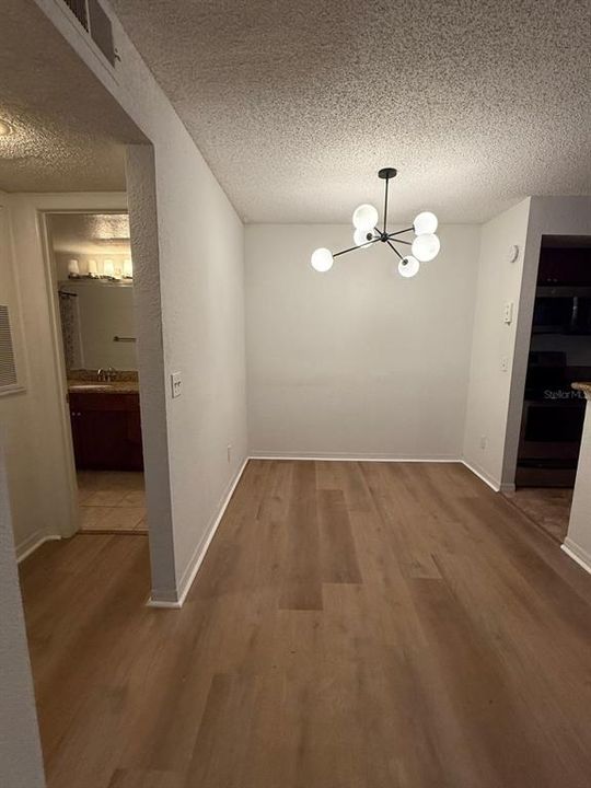For Rent: $1,300 (1 beds, 1 baths, 711 Square Feet)
