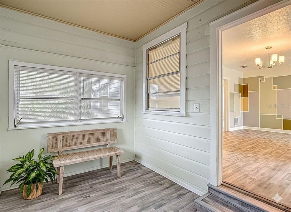 待售: $295,000 (2 贝兹, 1 浴室, 840 平方英尺)