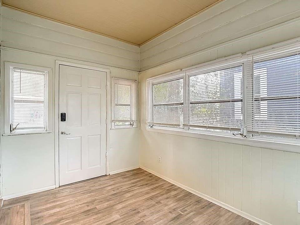 待售: $295,000 (2 贝兹, 1 浴室, 840 平方英尺)