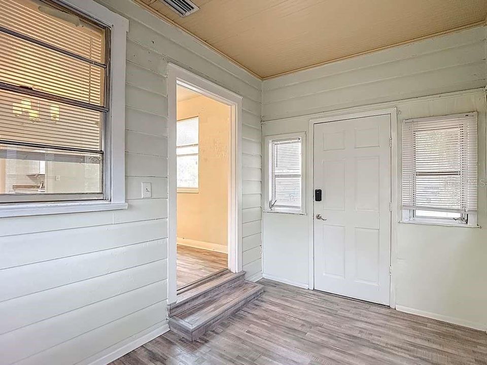 待售: $295,000 (2 贝兹, 1 浴室, 840 平方英尺)