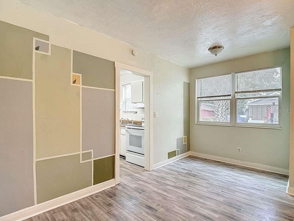 待售: $295,000 (2 贝兹, 1 浴室, 840 平方英尺)