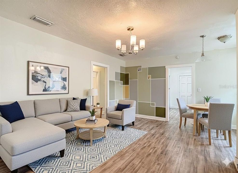 待售: $295,000 (2 贝兹, 1 浴室, 840 平方英尺)